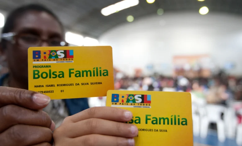 BOLSA FAMÍLIA libera novo cartão de crédito para os beneficiários. Saiba como ele funciona e como solicitá-lo!