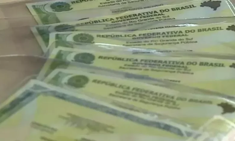 Comunicado para os brasileiros que têm a carteira de identidade dos anos 2000 e vão emitir o NOVO RG. Confira!