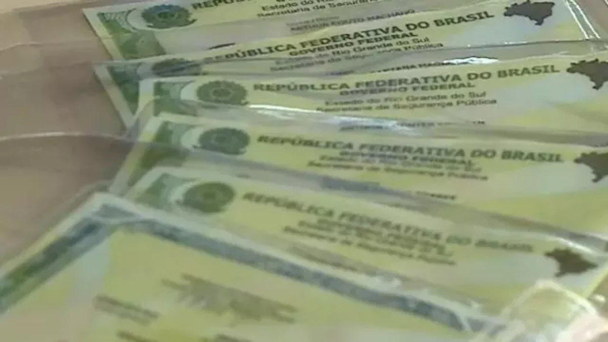 Comunicado para os brasileiros que têm a carteira de identidade dos anos 2000 e vão emitir o NOVO RG. Confira!
