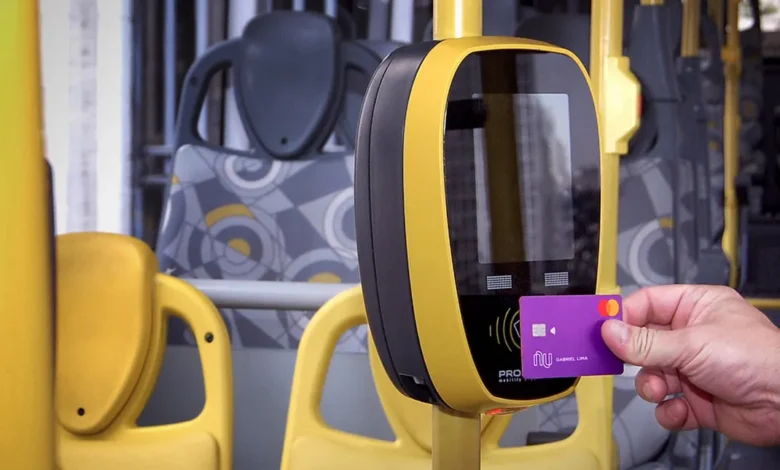 Excelente notícia! Ônibus começam a aceitar Nubank e outros cartões por aproximação; veja