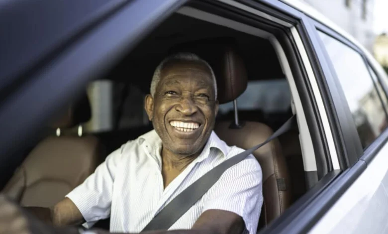 Idosos com mais de 70 anos que têm CNH rececbem surpresa com redução de 2 anos. Entenda
