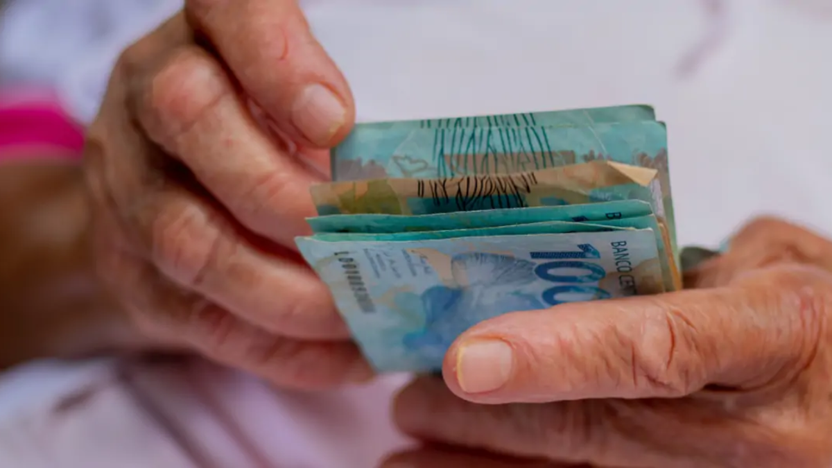 Idosos com mais de 60 anos ganham novo benefício por mês de até R$434,59. Saiba como funciona e quem tem direito