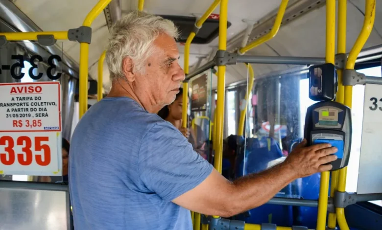 Idosos com mais de 60 anos ganham forma para pegar transporte gratuitamente. Saiba como funciona!