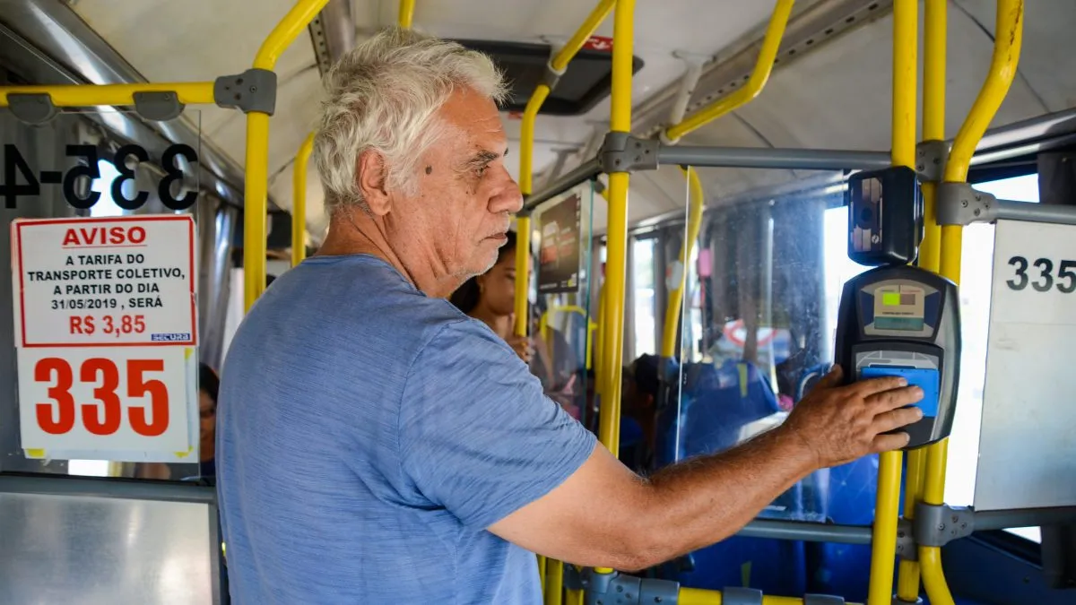 Idosos com mais de 60 anos ganham forma para pegar transporte gratuitamente. Saiba como funciona!