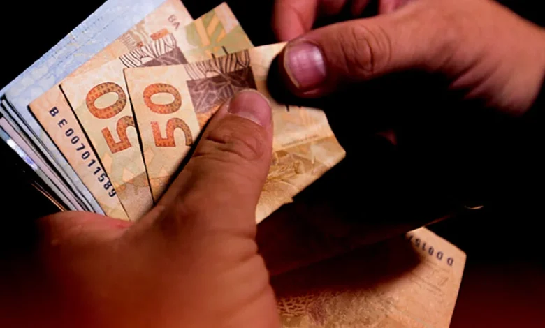 PRESENTÃO RECHEADO! CAIXA libera R$ 925,05 diretamente na poupança para quem tem CPF final 0 a 9 e brasileiros soltam fogos de alegria