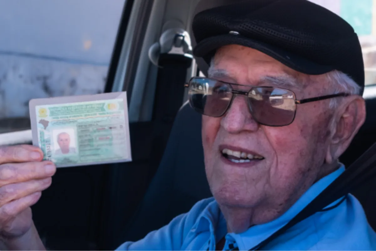 PRESENTÃO! IDOSOS de 60,61,62,63,6465 anos pra cima com CNH ganham ótima notícia no documento e comemoram