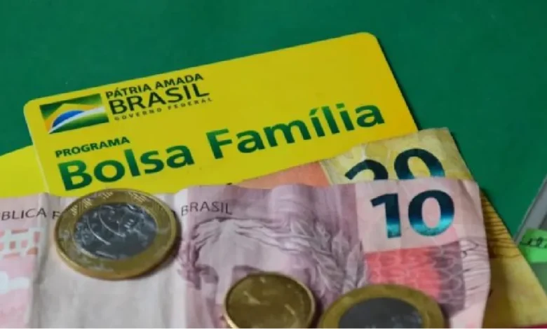 Brasileiros que recebem o Bolsa Família e têm cartão de crédito podem ter benefício CANCELADO? Checamos
