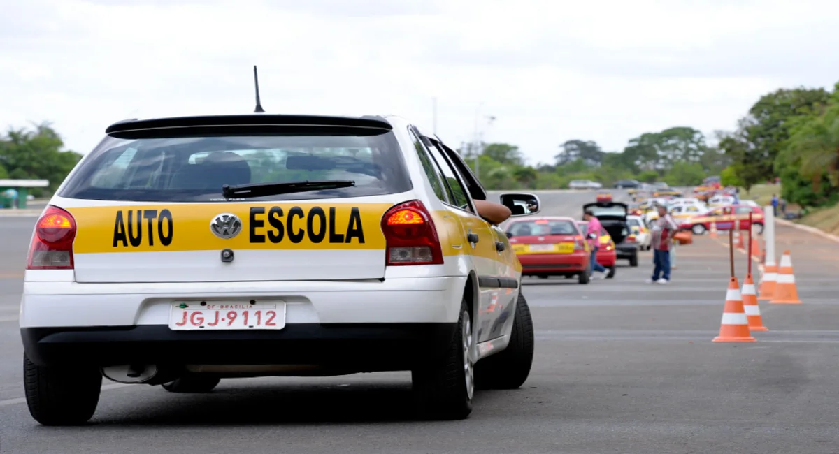 ADEUS: Nova Lei estabelece o fim de carros em autoescolas e decreto pega brasileiros de surpresa