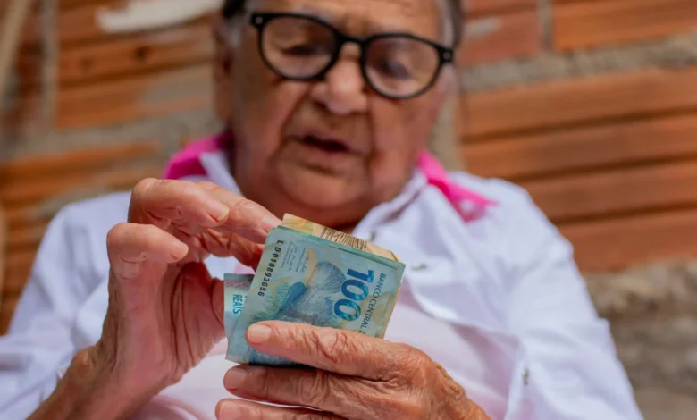 Benefício social para idosos aumenta valor para R$1.662,00. Veja quem tem direito e como solicitar