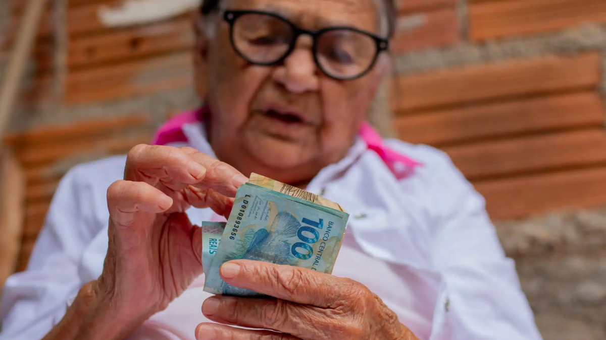 Benefício social para idosos aumenta valor para R$1.662,00. Veja quem tem direito e como solicitar