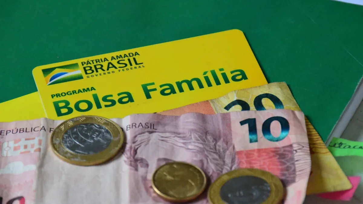 Bolsa Família anuncia novidades sobre o 13° salário deste ano. Saiba mais informações sobre essa decisão 