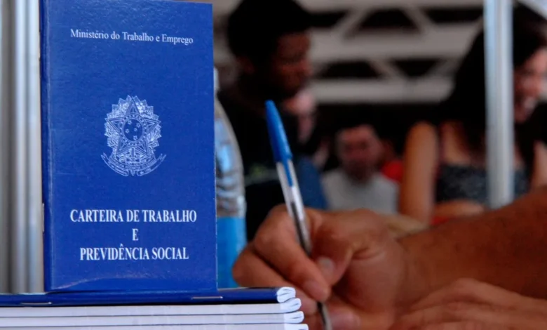 Governo Federal toma decisão importante para trabalhadores com carteira assinada que receberam até R$ 2.848 em 2022
