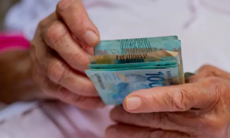Pode soltar fogos! IDOSOS de 56,57,58,59,60 anos pra cima recebem AUTORIZAÇÃO para auxílio de R$ 354,00