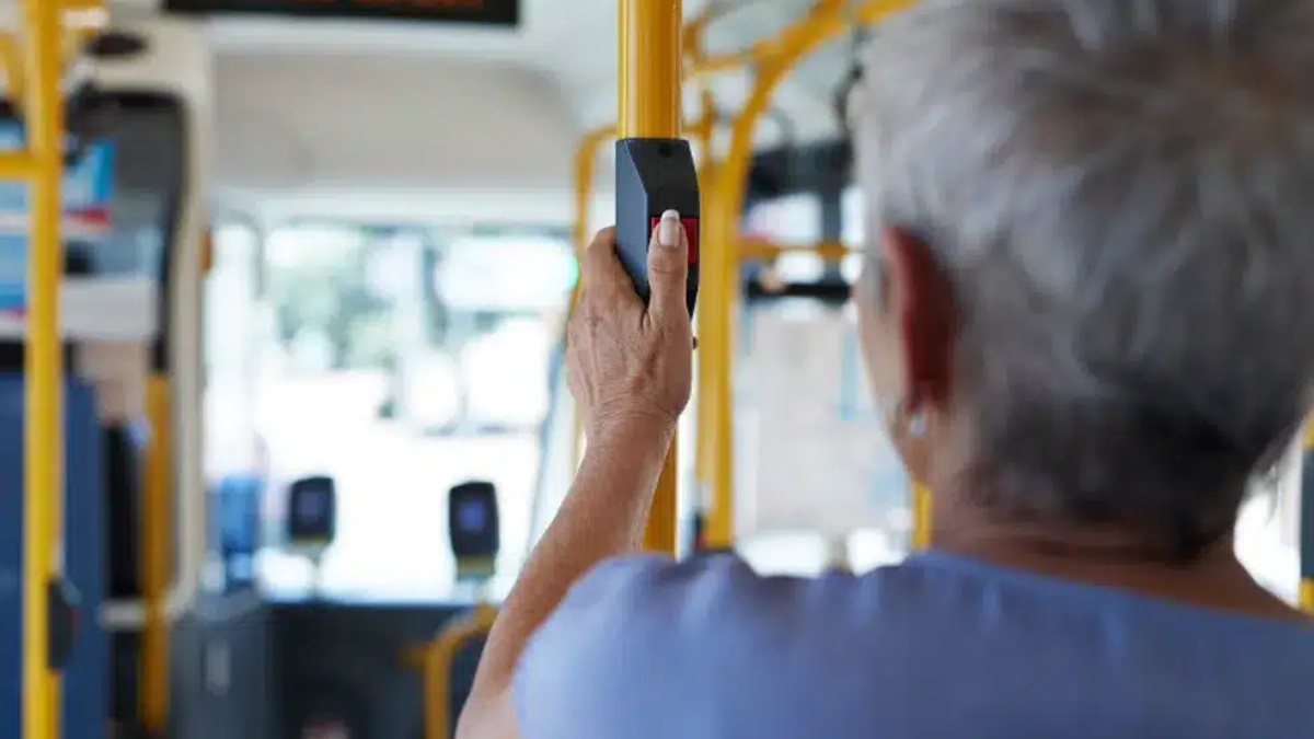 Idosos com mais de 60 anos ganham transporte gratuito no Brasil em 2024. Saiba como isso é possível