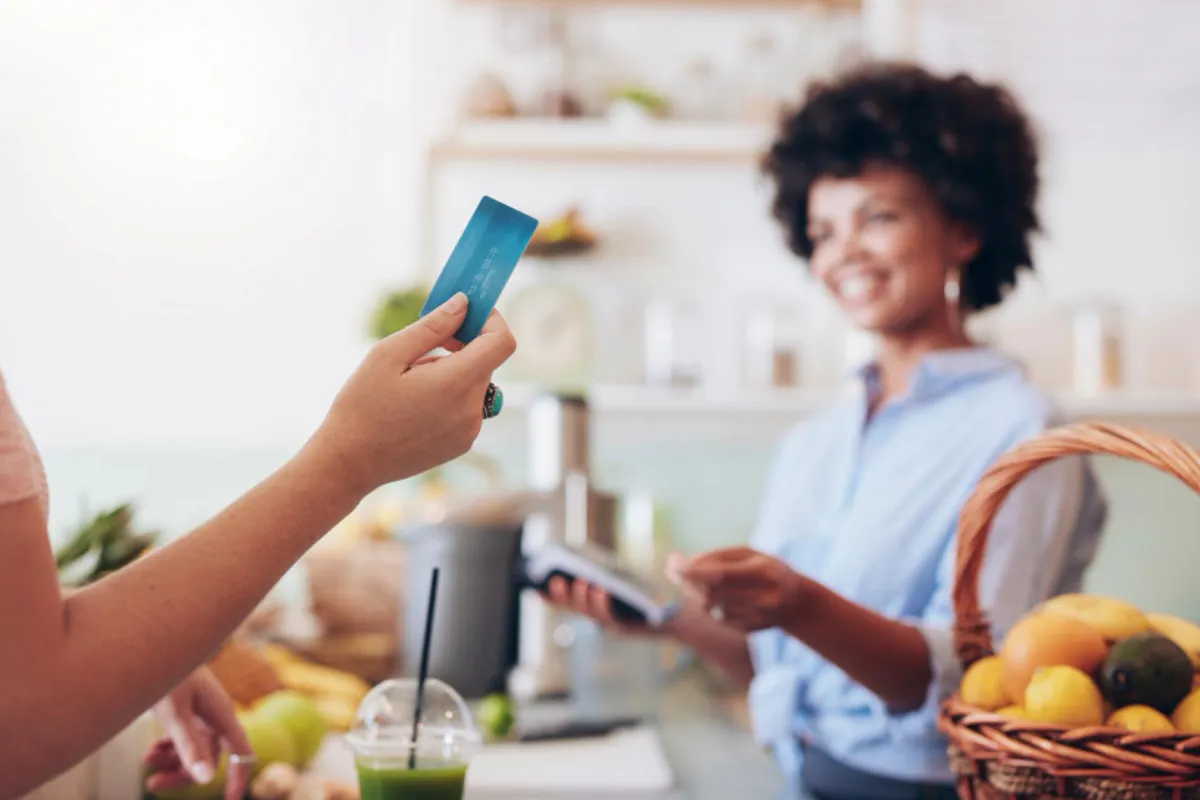 Cartão refeição do governo faz a alegria em 2024 e garante R$ 250 extra para compras em supermercados; veja como receber