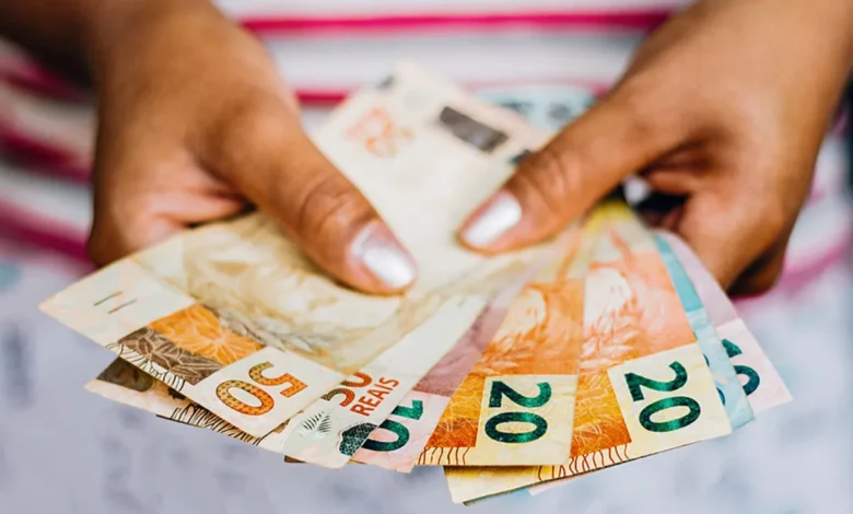Auxílio Emergencial: Entenda quem deve DEVOLVER os valores recebidos indevidamente