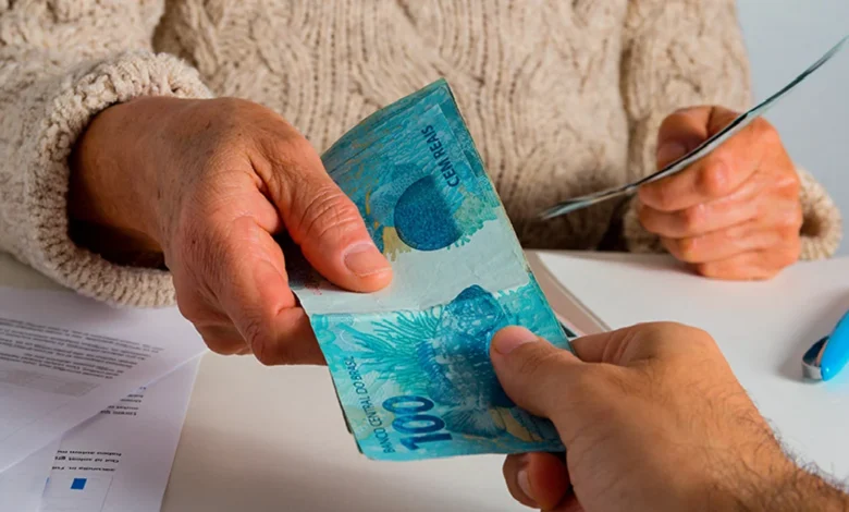 Banco faz a festa dos brasileiros e autoriza saque de dinheiro automático para quem está com o nome sujo; veja regras e como solicitar