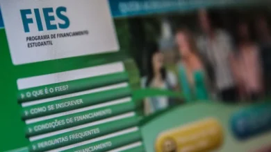 FIES entrega ótima notícia e brasileiros já podem contratar por aplicativo da Caixa. Veja passo a passo
