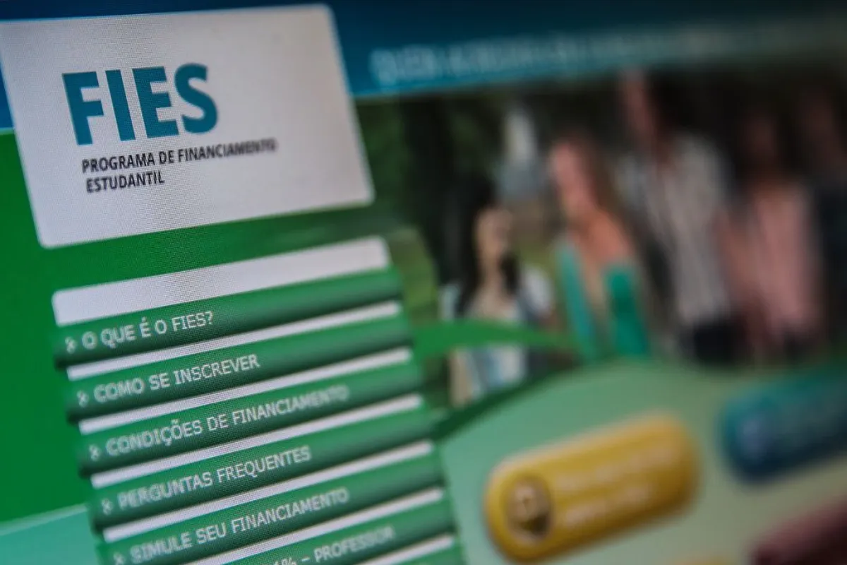 FIES entrega ótima notícia e brasileiros já podem contratar por aplicativo da Caixa. Veja passo a passo