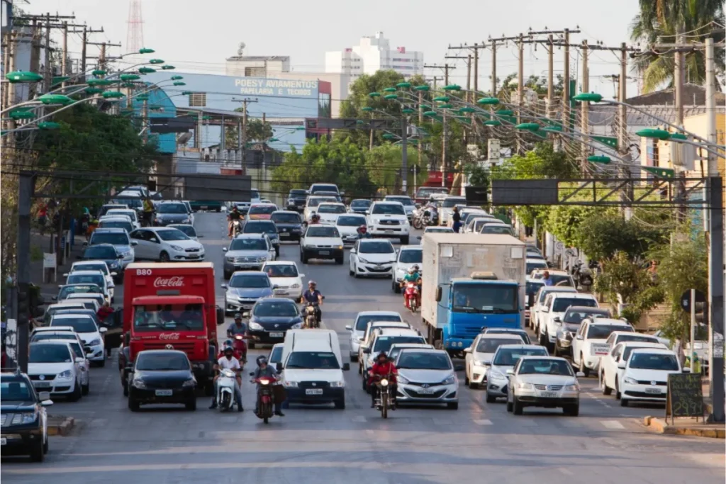 Posso comer enquanto dirijo? Regra do CTB é clara e esclarece muitos motoristas