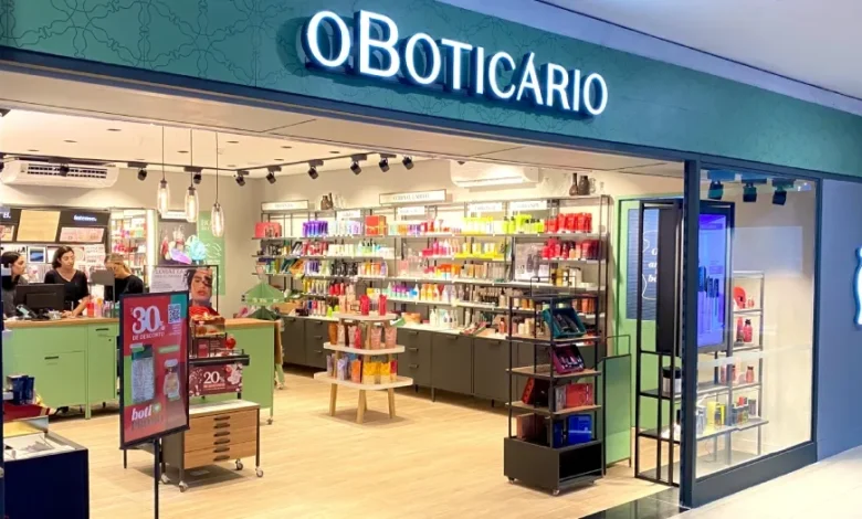 Grupo Boticário oferece vagas de emprego com salários de até R$8 mil + benefícios de vale-transporte, vale-alimentação, vale-refeição, auxílio educação infantil, auxílio material escolar, auxílio home office, gympass, seguro de vida, auxílio pet e licença parental.