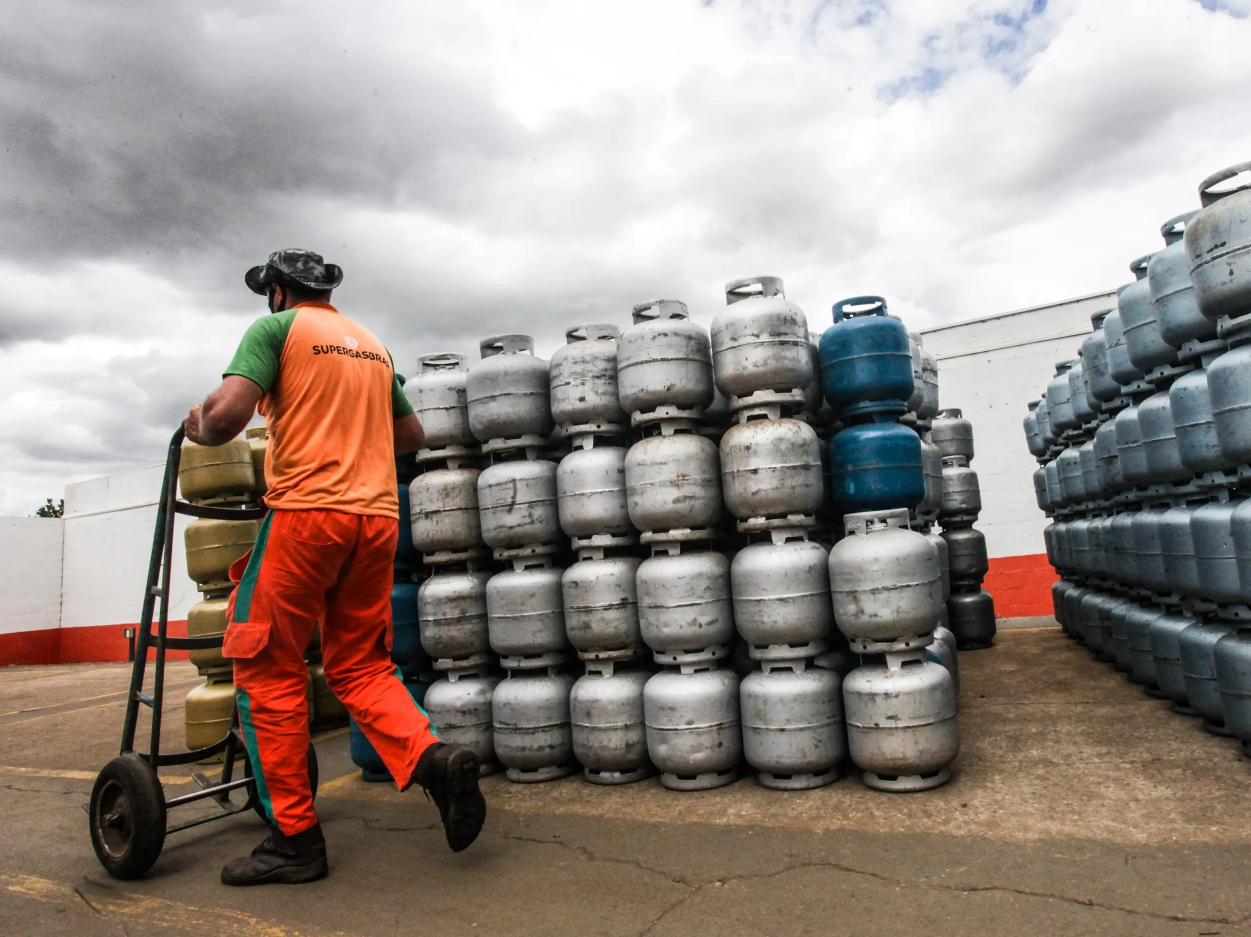 Vale-Gás liberado para 5 milhões de brasileiros! Posso solicitar o benefício pelo Disque 121? Confira!