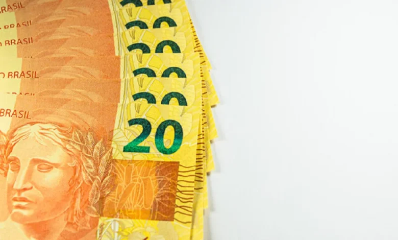 Revista dos Benefícios explica como trocar esta nota de R$ 20 por R$ 300 e salvar o feriadão