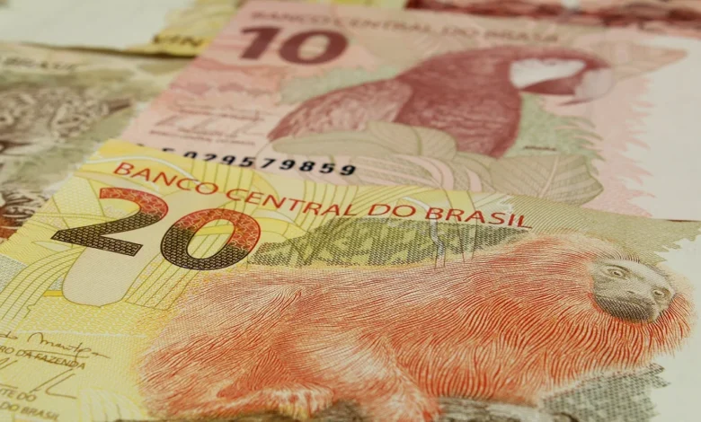 Revista dos Benefícios explica como trocar esta nota de R$ 20 por R$ 300 e salvar o feriadão