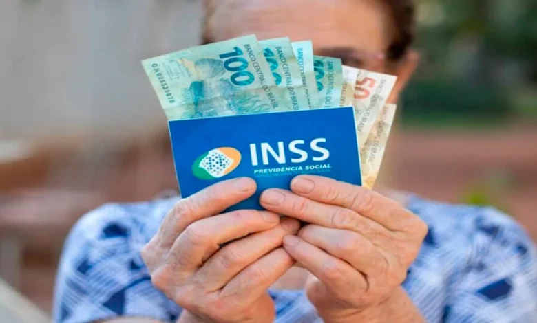 Entenda o que vai mudar em 2025 para quem recebe 1 salário mínimo do INSS. Foto: Reprodução