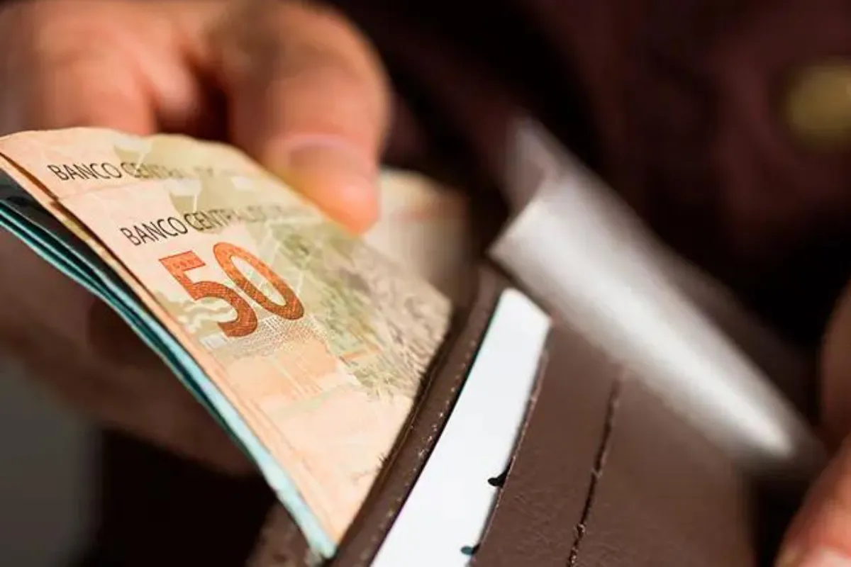 Governo oferece auxílio emergencial de até R$ 2.700 para desempregados hoje (15/12) - Veja como receber