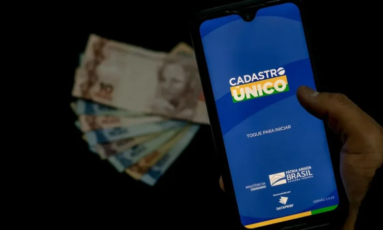 Brasileiros inscritos no CadÚnico recebem auxílio emergencial de R$ 700 a partir desta semana; saiba os detalhes
