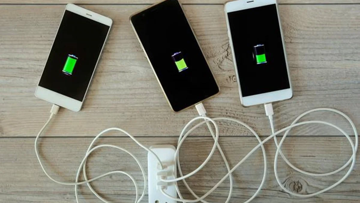 Brasileiros podem deixar de ficar comprando carregador de celular se fizer ISSO