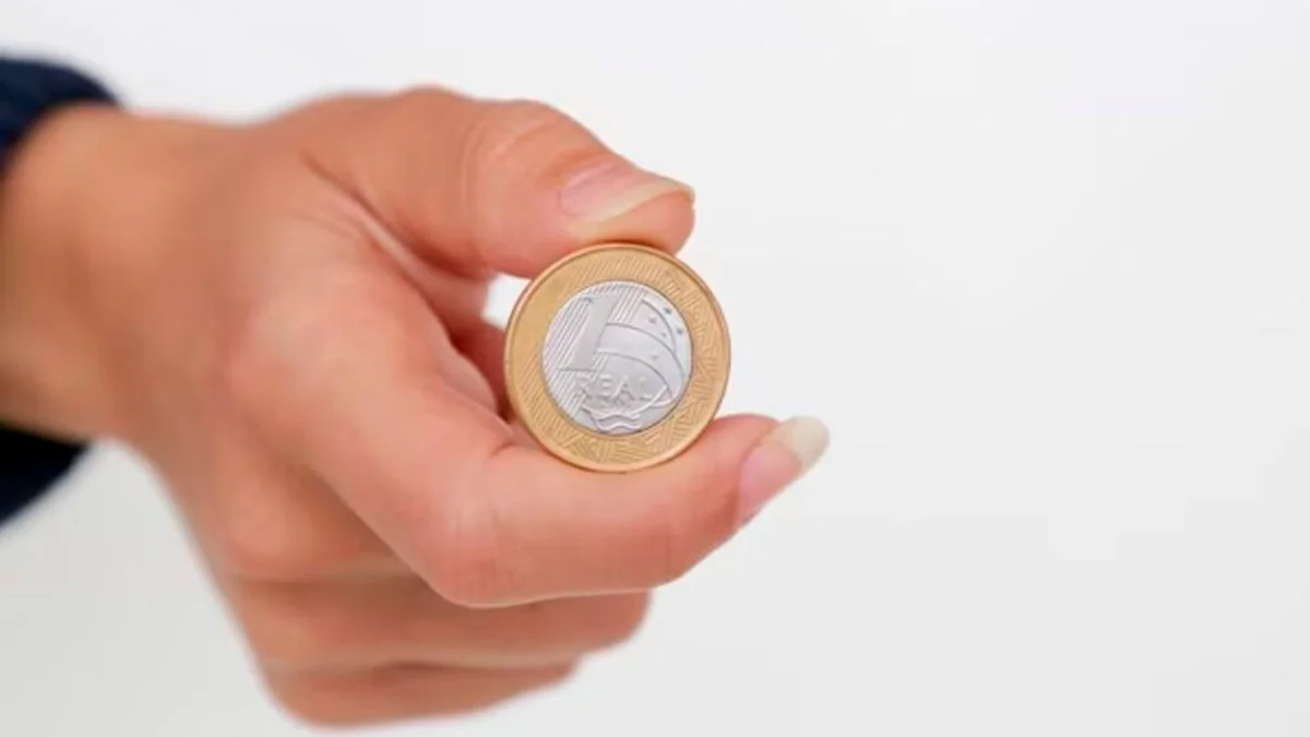 Moeda de 1 real com peso diferenciado pode valer uma fortuna entre colecionadores. Foto: Reprodução