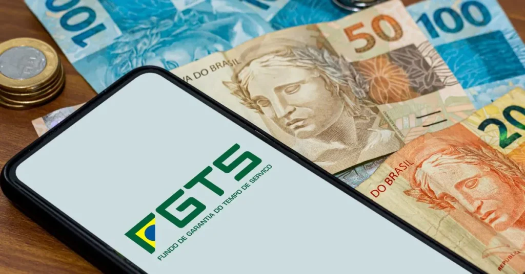 Trabalhadores comemoram saque do FGTS no início de 2025; veja quem tem direito