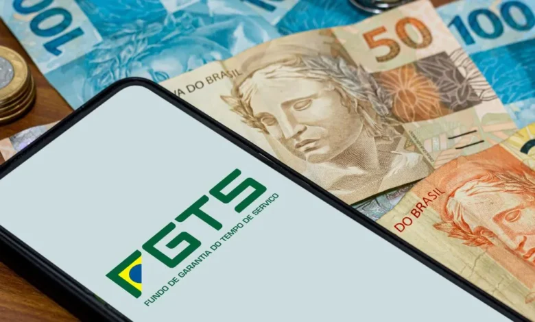 Trabalhadores comemoram saque do FGTS no início de 2025; veja quem tem direito