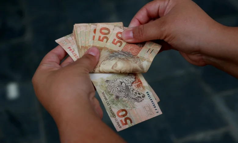 Novo benefício extraordinário acaba de ser liberado (10/01) e brasileiros comemoram parcela única de R$ 2.824