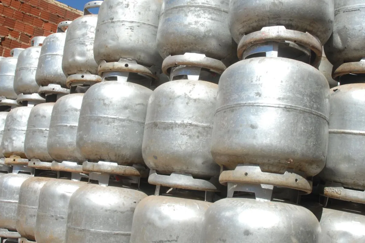 Governo divulga calendário e valor do Auxílio Gás para brasileiros inscritos no CadÚnico