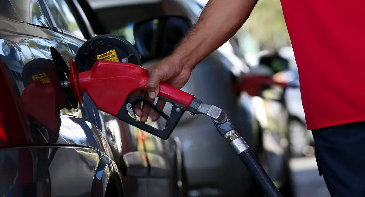 Auxílio Gasolina de até R$ 300 é aprovado e motoristas fazem a festa