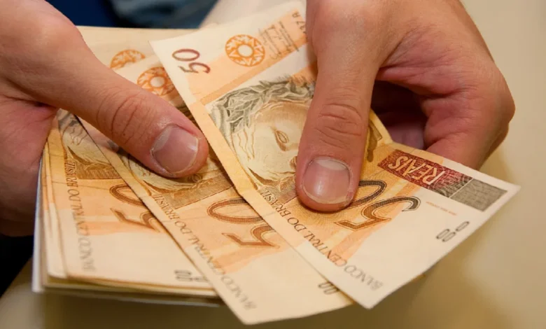 Salário Mínimo de R$ 2.134 entra em vigor e trabalhadores comemoram