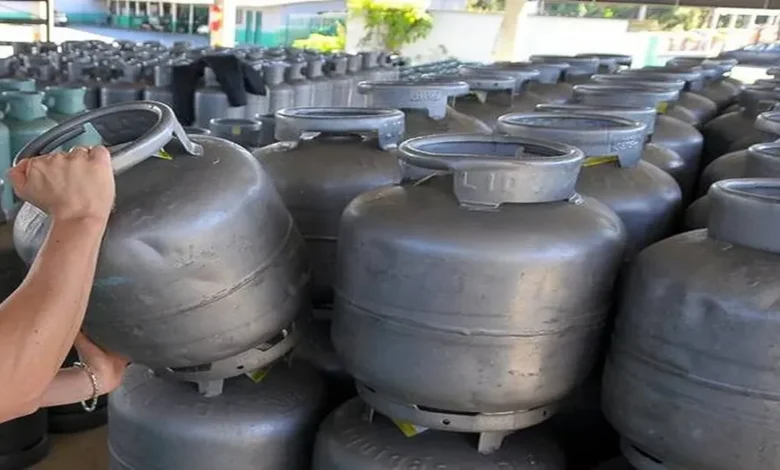 É para festejar! Brasileiros comemoram gás de cozinha mais barato neste mês