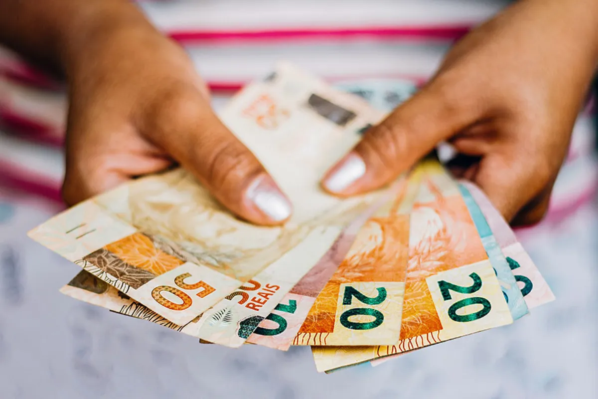 INSS, Bolsa Família e PIS/PASEP: 3 liberações com valores de R$600 e R$1.518 são feitas nesta sexta-feira (28/03) e deixa brasileiros comemorando