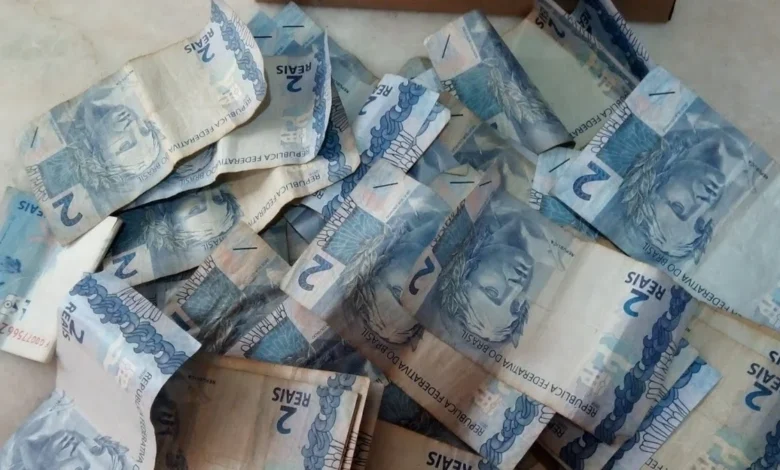 Notas de 2 reais que valem quase 2 salários mínimos