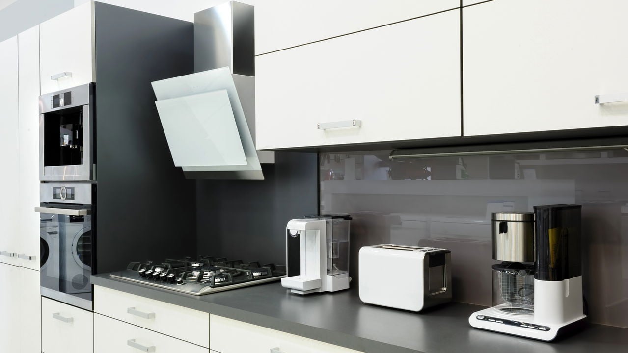 Os erros mais perigosos com eletrodomésticos que você comete sem saber — e como evitá-los