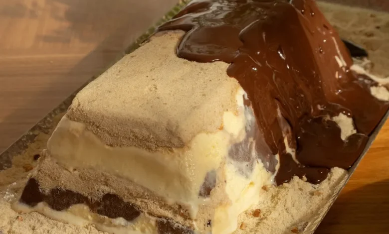 Bolo de sorvete com farofa doce e ganache de chocolate fácil de fazer está fazendo sucesso na internet