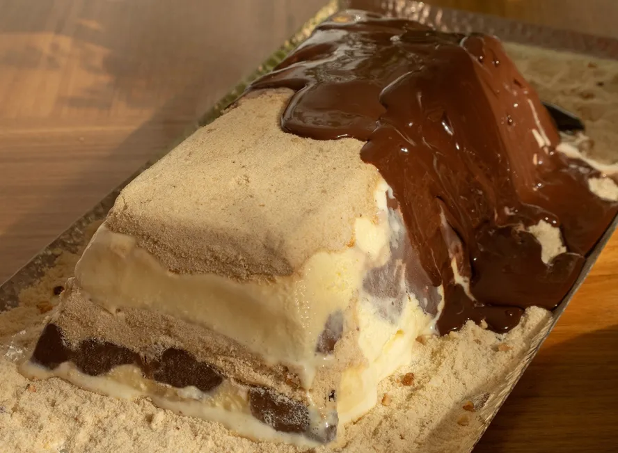 Bolo de sorvete com farofa doce e ganache de chocolate fácil de fazer está fazendo sucesso na internet