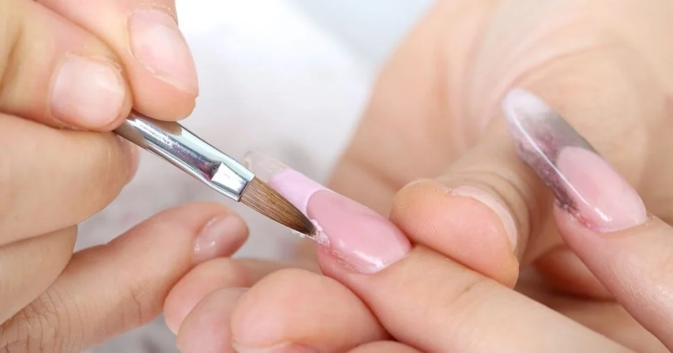 Unhas gigantes: 3 melhores bases fortalecedoras custando menos de R$ 10 que prometem salvar suas unhas fracas