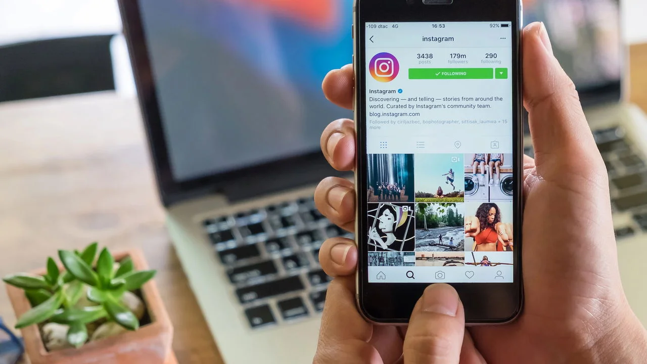 Você já viu o ícone de óculos nos Stories do Instagram? Descubra o que ele realmente significa