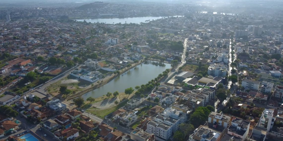 A cidade mineira que mistura lagoas, cavernas e música sertaneja e está conquistando os brasileiros
