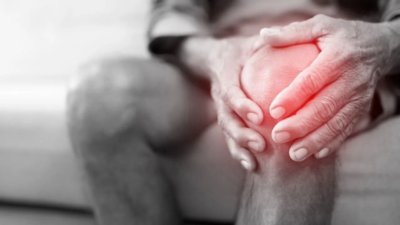 Artrite sem dor? Cientistas descobrem técnica simples ao caminhar que pode aliviar sintomas sem remédios