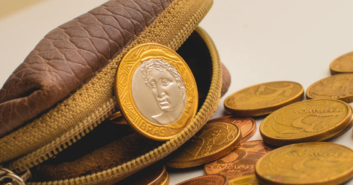 Você já reparou nas bordas das moedas? Descubra o que elas revelam sobre segurança, valor e história